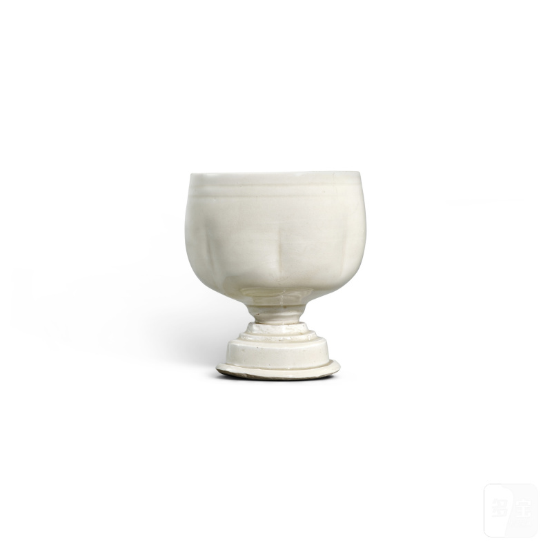 A Ding-type white-glazed stem bowl, Song dynasty | 宋 定窰系白釉高足盃 - 图1
